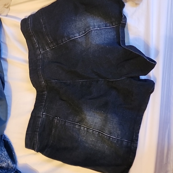 2b bebe Zippe Detail Short - Picture 2 of 3